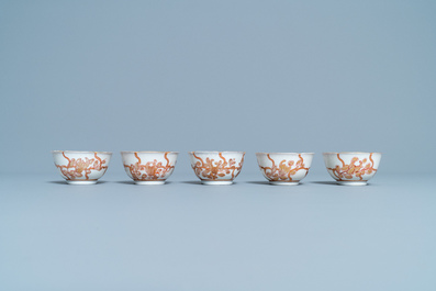 Cinq tasses et soucoupes en porcelaine de Chine en rouge de fer et dor&eacute;, Yongzheng/Qianlong