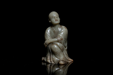 Een Chinese Shoushan zeepstenen figuur van een zittende man, 18/19e eeuw