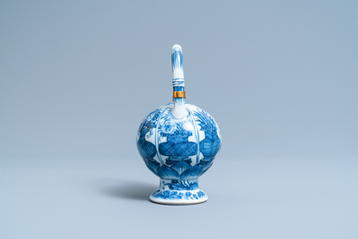 Une th&eacute;i&egrave;re couverte en porcelaine de Chine en bleu et blanc &agrave; monture dor&eacute;e, Kangxi