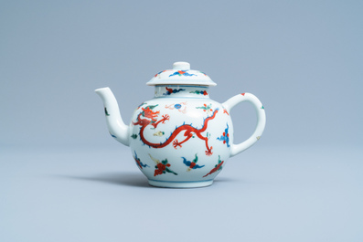 Une th&eacute;i&egrave;re couverte en porcelaine de Chine wucai &agrave; d&eacute;cor de dragons, R&eacute;publique