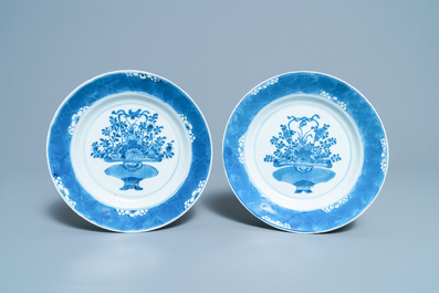 Cinq assiettes en porcelaine de Chine en bleu et blanc et une en famille verte, Kangxi