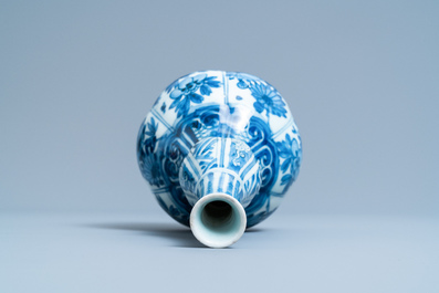 Un vase de forme double gourde en porcelaine de Chine en bleu et blanc, Wanli