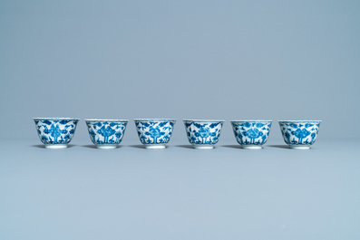 Dix-sept tasses et vingt-deux soucoupes en porcelaine de Chine en bleu et blanc &agrave; d&eacute;cor floral, Kangxi