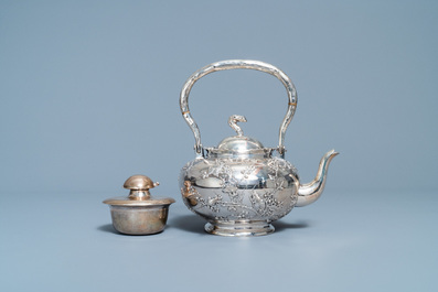 Een Chinese zilveren theepot op komfoor, Luen Wo, Shanghai, 19e eeuw