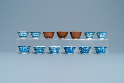 Une grande collection de tasses et soucoupes en porcelaine de Chine en bleu et blanc, Kangxi/Qianlong