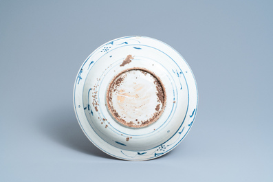 Deux grands plats en porcelaine de Chine en bleu et blanc dite 'de Swatow', Ming