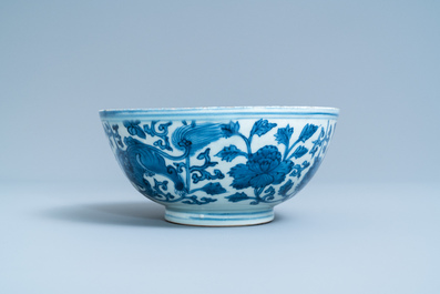 Un bol en porcelaine de Chine en bleu et blanc, marque de Chenghua, Jiajing/Wanli