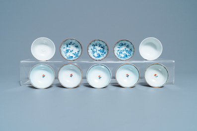 Une grande collection de tasses et soucoupes en porcelaine de Chine en bleu et blanc, Kangxi/Qianlong