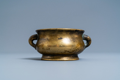 Un br&ucirc;le-parfum en bronze, marque de Xuande, Qing