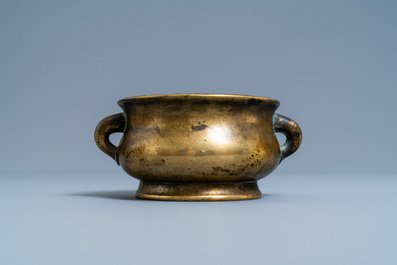 Een Chinese bronzen wierookbrander, Xuande merk, Qing