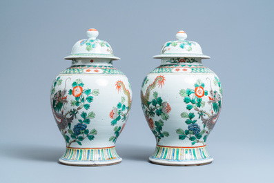 Une paire de vases couverts en porcelaine de Chine famille verte &agrave; d&eacute;cor de dragons, 19&egrave;me