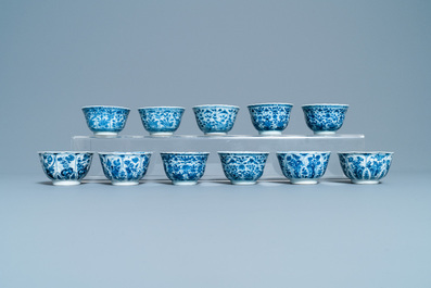 Une grande collection de tasses et soucoupes en porcelaine de Chine en bleu et blanc, Kangxi/Qianlong