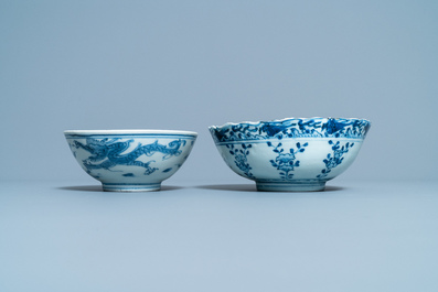 Twee Chinese blauw-witte kommen en een vierkante bronzen vaas, Ming