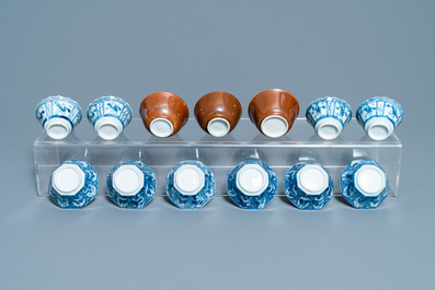 Een grote collectie Chinese blauw-witte koppen en schotels, Kangxi/Qianlong