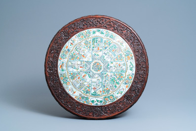 Une plaque en porcelaine de Chine famille verte de Canton mont&eacute;e dans une table en bois sculpt&eacute;, 19&egrave;me