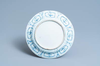 Un plat en porcelaine de Chine en bleu et blanc de type kraak, Wanli