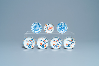 Une grande collection de tasses et soucoupes en porcelaine de Chine en bleu et blanc, Kangxi/Qianlong