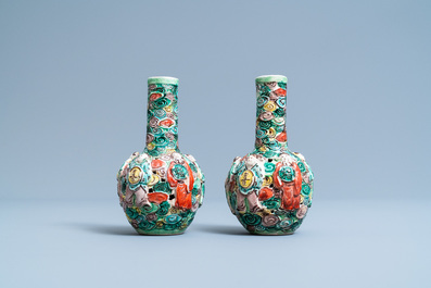 Une paire de vases ajour&eacute;s de forme bouteille en porcelaine de Chine famille verte, 19&egrave;me