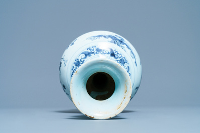 Un vase en fa&iuml;ence de Delft en bleu et blanc &agrave; d&eacute;cor chinoiserie, fin du 17&egrave;me