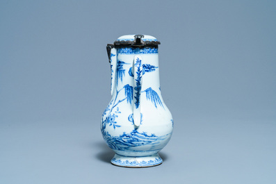 Een Chinese blauw-witte dekselkan met zilveren montuur, Yongzheng