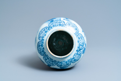 Un vase en fa&iuml;ence de Delft en bleu et blanc &agrave; d&eacute;cor chinoiserie avec un &eacute;l&eacute;phant, fin du 17&egrave;me