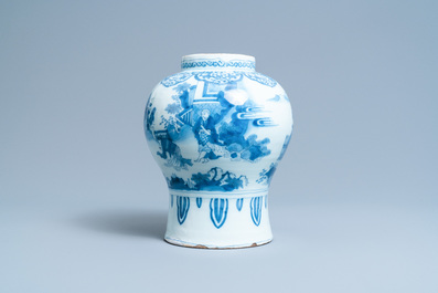 Un vase en fa&iuml;ence de Delft en bleu et blanc &agrave; d&eacute;cor chinoiserie avec un &eacute;l&eacute;phant, fin du 17&egrave;me