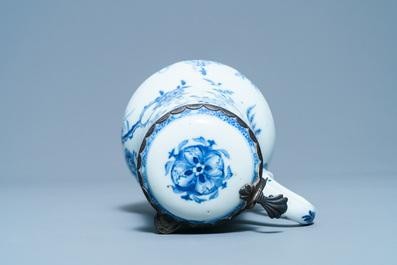 Een Chinese blauw-witte dekselkan met zilveren montuur, Yongzheng