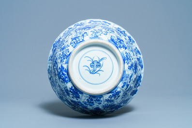Een grote Chinese blauw-witte kom met florale vakverdeling, Kangxi