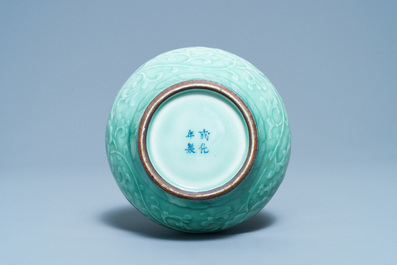 Een Chinese celadon pot met floraal decor, Chenghua merk, Qianlong