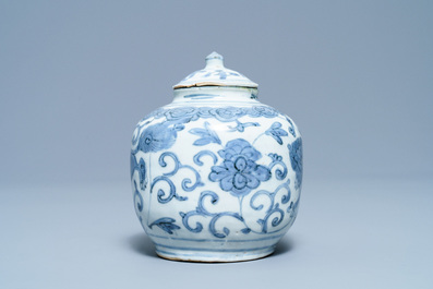 Een Chinese blauw-witte dekselvaas met boeddhistische leeuwen, Ming