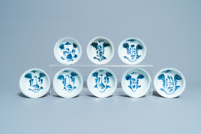 Dix-sept bols en porcelaine de Chine en bleu et blanc &agrave; d&eacute;cor de choux, &eacute;poque Transition