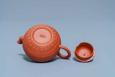 Een Chinese Yixing steengoed theepot met drakentuit, Kangxi