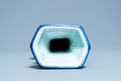 Un vase en porcelaine de Chine en bleu monochrome &agrave; d&eacute;cor dor&eacute;, Qianlong