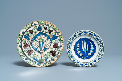 Een Iznik schotel met een tulp en een fragment van een Damascus schotel, Turkije en Syri&euml;, 17e eeuw