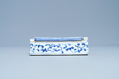 Une bo&icirc;te couverte de forme rectangulaire en porcelaine Shoki-Imari en bleu et blanc, Japon, Edo