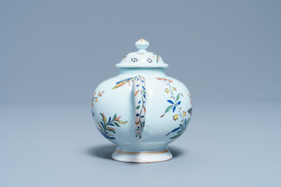 Een polychrome Franse faience theepot, Sinceny, 18e eeuw