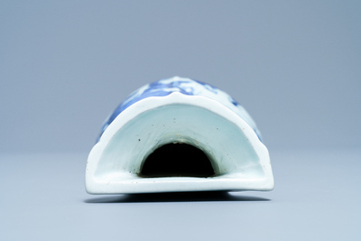 Un vase &agrave; suspendre en porcelaine de Chine en bleu et blanc, Wanli