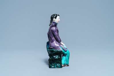 Une figure d'une dame assise en porcelaine de Chine polychrome, 19/20&egrave;me