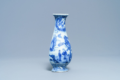 Un vase &agrave; suspendre en porcelaine de Chine en bleu et blanc, Wanli