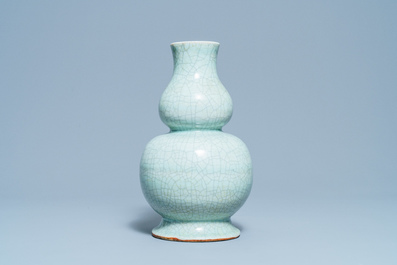 Een Chinese monochrome celadon en craquel&eacute; kalebasvaas, 18/19e eeuw