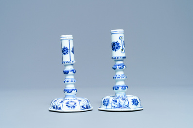 Een paar Chinese blauw-witte kandelaars, Kangxi
