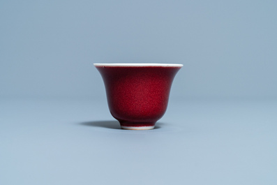 Une tasse &agrave; vin en porcelaine de Chine sang de boeuf monochrome, 19/20&egrave;me