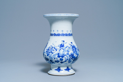 Un vase de forme poireau en porcelaine de Chine en bleu et blanc &agrave; d&eacute;cor d'immortels, Kangxi