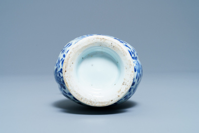 Een Chinese blauw-witte olie- en azijnfles met twee tuiten, Kangxi