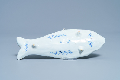 Une paire de plats en forme d'harengs en fa&iuml;ence de Delft en bleu et blanc, 18&egrave;me