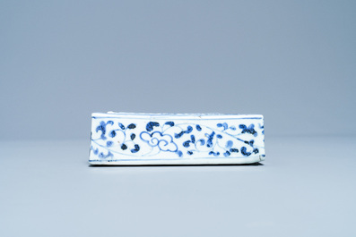Een Japanse blauw-witte Shoki-Imari rechthoekige dekseldoos, Edo