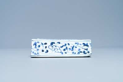 Une bo&icirc;te couverte de forme rectangulaire en porcelaine Shoki-Imari en bleu et blanc, Japon, Edo