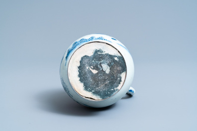 Une verseuse en porcelaine de Chine en bleu et blanc &agrave; monture en argent, &eacute;poque Transition