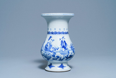 Een Chinese blauw-witte peervormige vaas met onsterfelijken, Kangxi