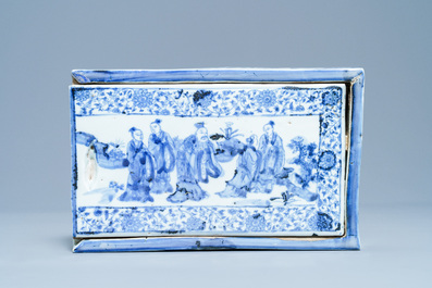 Une bo&icirc;te couverte de forme rectangulaire en porcelaine Shoki-Imari en bleu et blanc, Japon, Edo